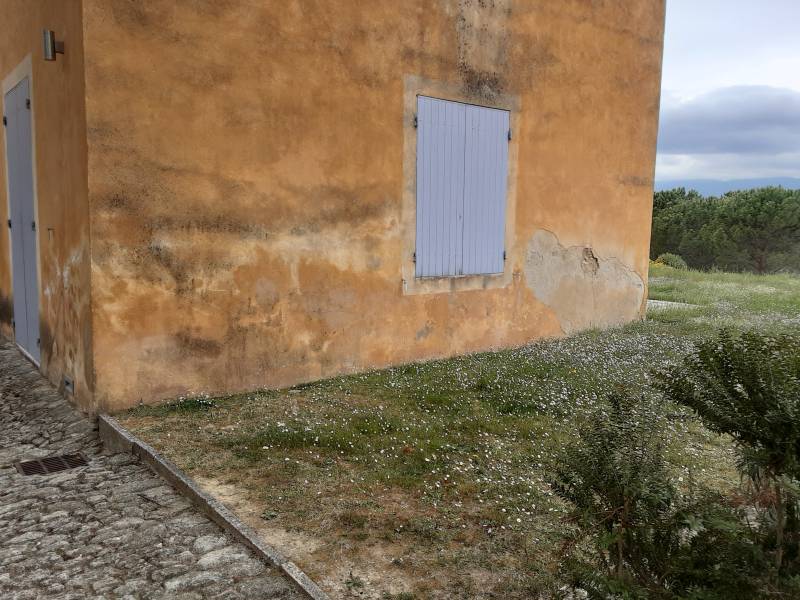 Les remontées capillaires dégradent votre bâti ancien dépourvu d'arase étanche ? ETCB Midi Assèchement supprime de façon définitive l'humidité de vos murs près d'Arles dans les Boûches-du-Rhône