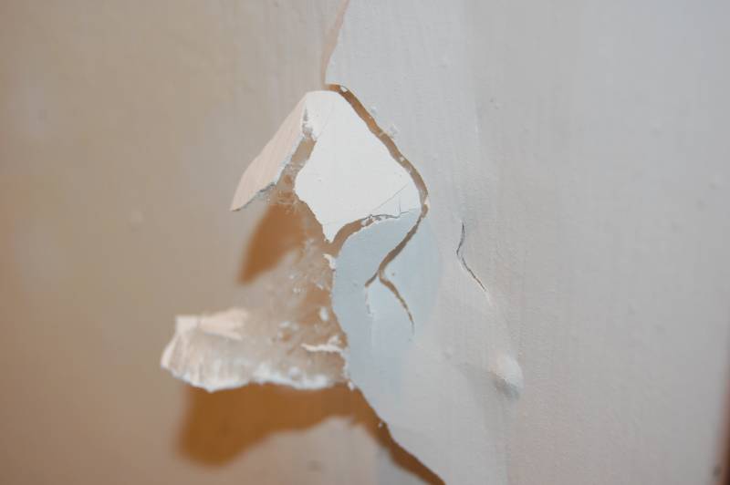 Diagnostic salpêtre et humidité excessive dans les murs d’une maison ancienne située dans les Alpilles