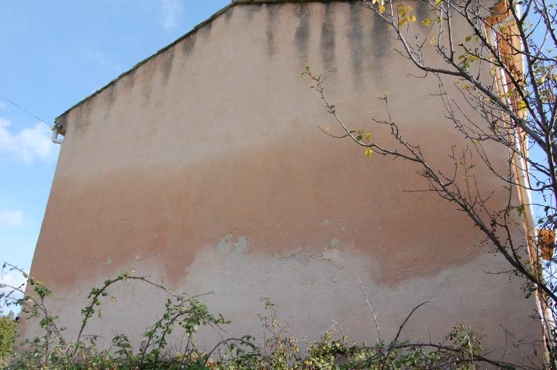 Comment identifier une remontée capillaire dans une maison ancienne située à Brignoles dans le Var